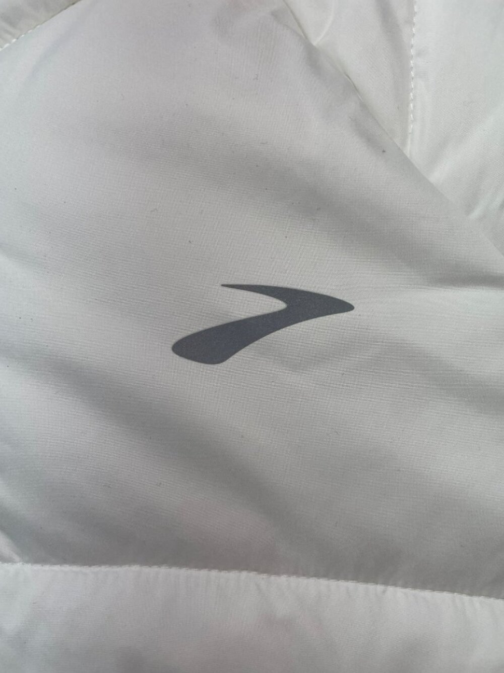 Brooks Shield Hybrid Vest 3.0 White Insulated Full-Zip Wmn's Sz XL MSRP$120 WNT - Picture 3 of 11